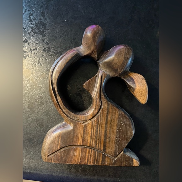 Man and Woman kissing wood - Picture 5 of 9